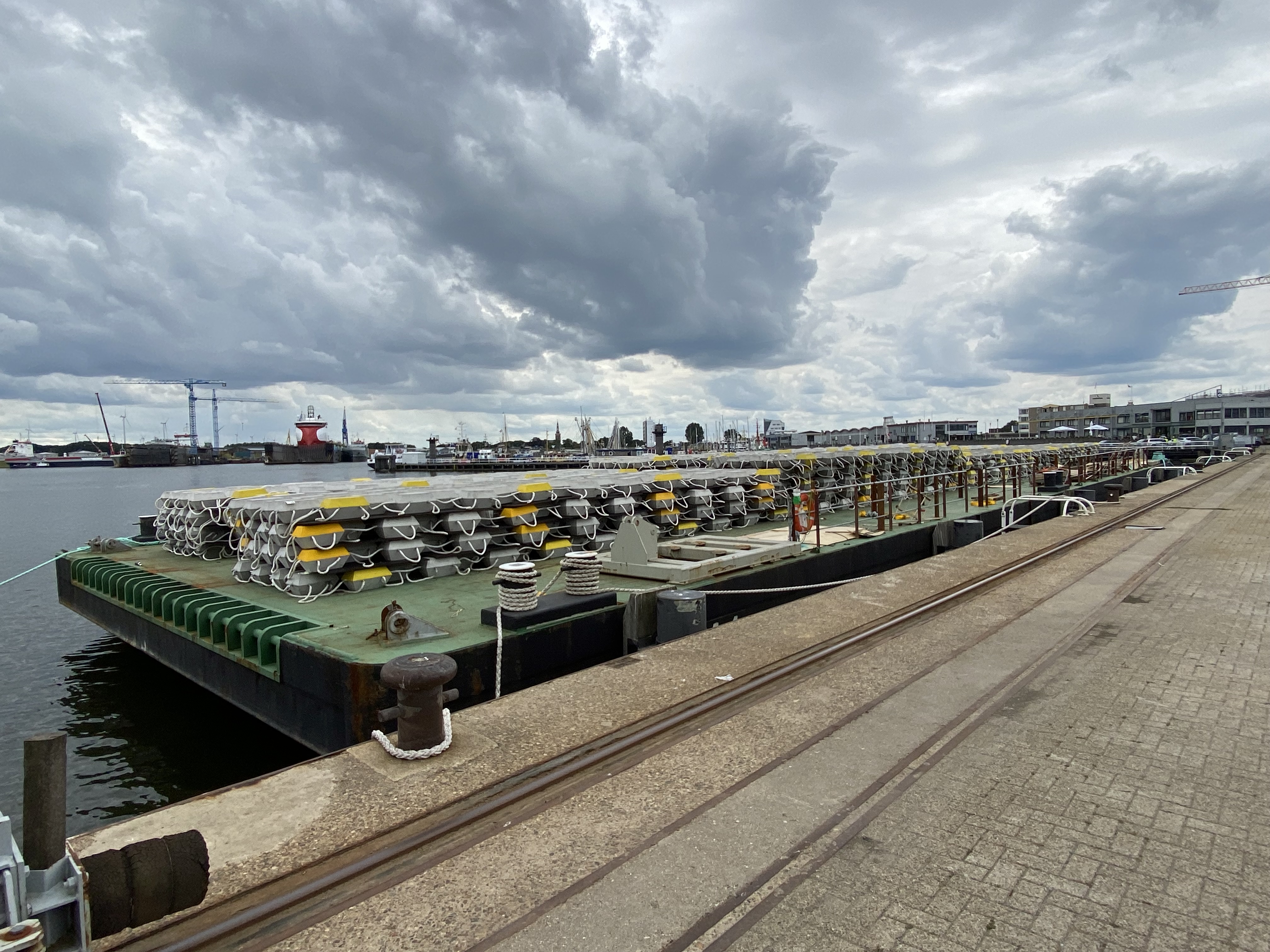 Stapels met Betomat Offshore matten klaar voor vertrek