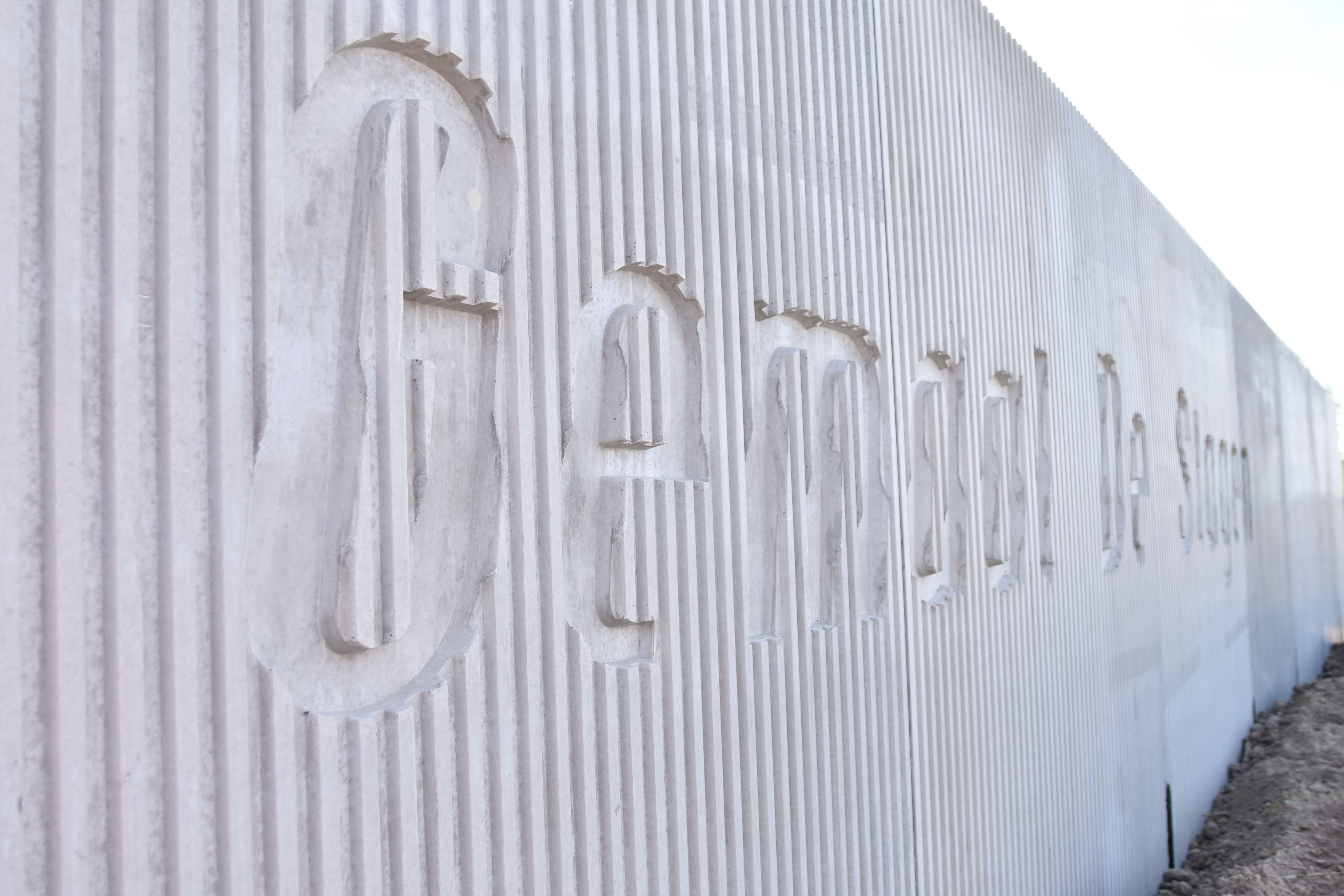 Schoonwerk beton met logo gemalen huis in Waalwijk