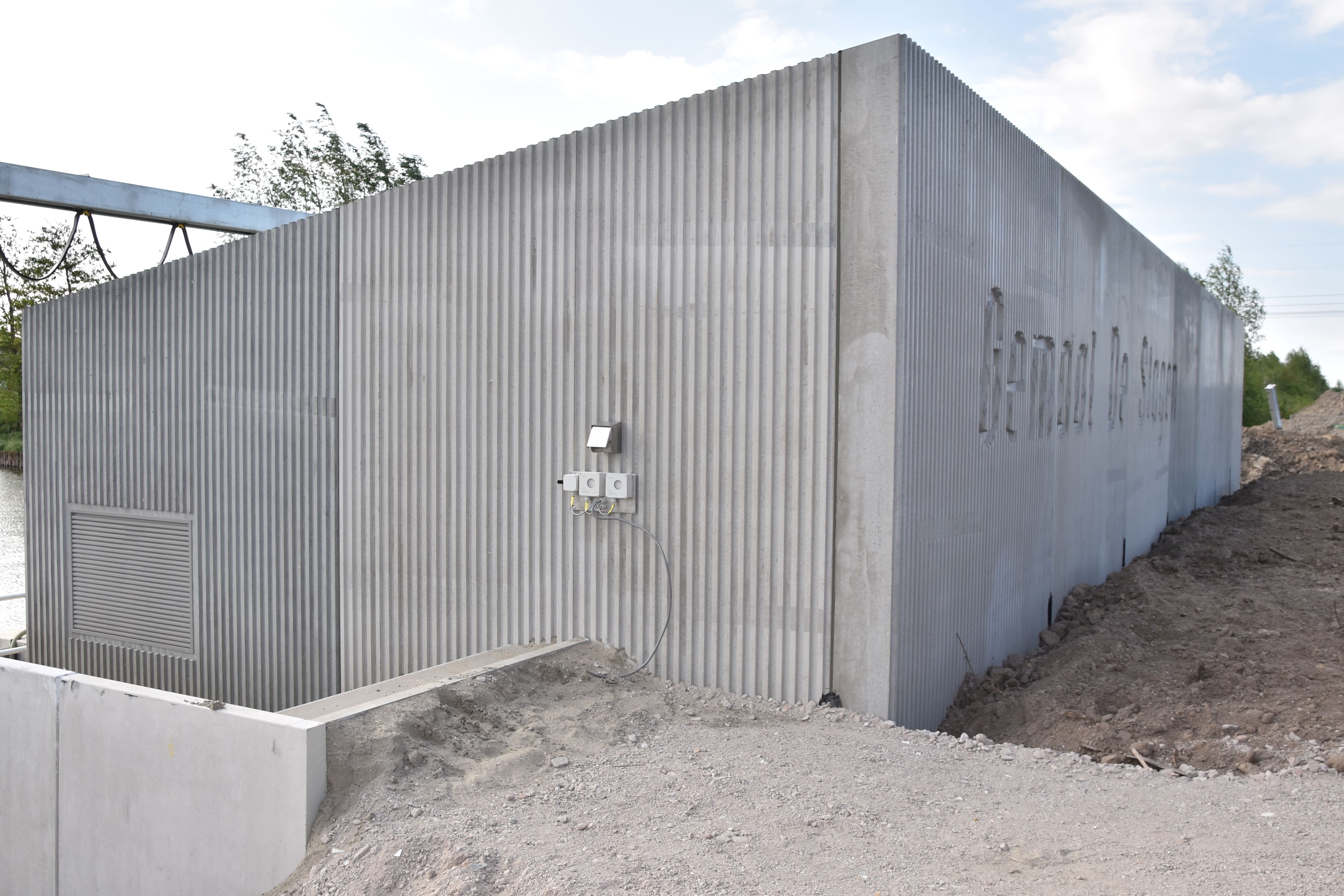Schoonwerk beton met logo gemaal in Waalwijk