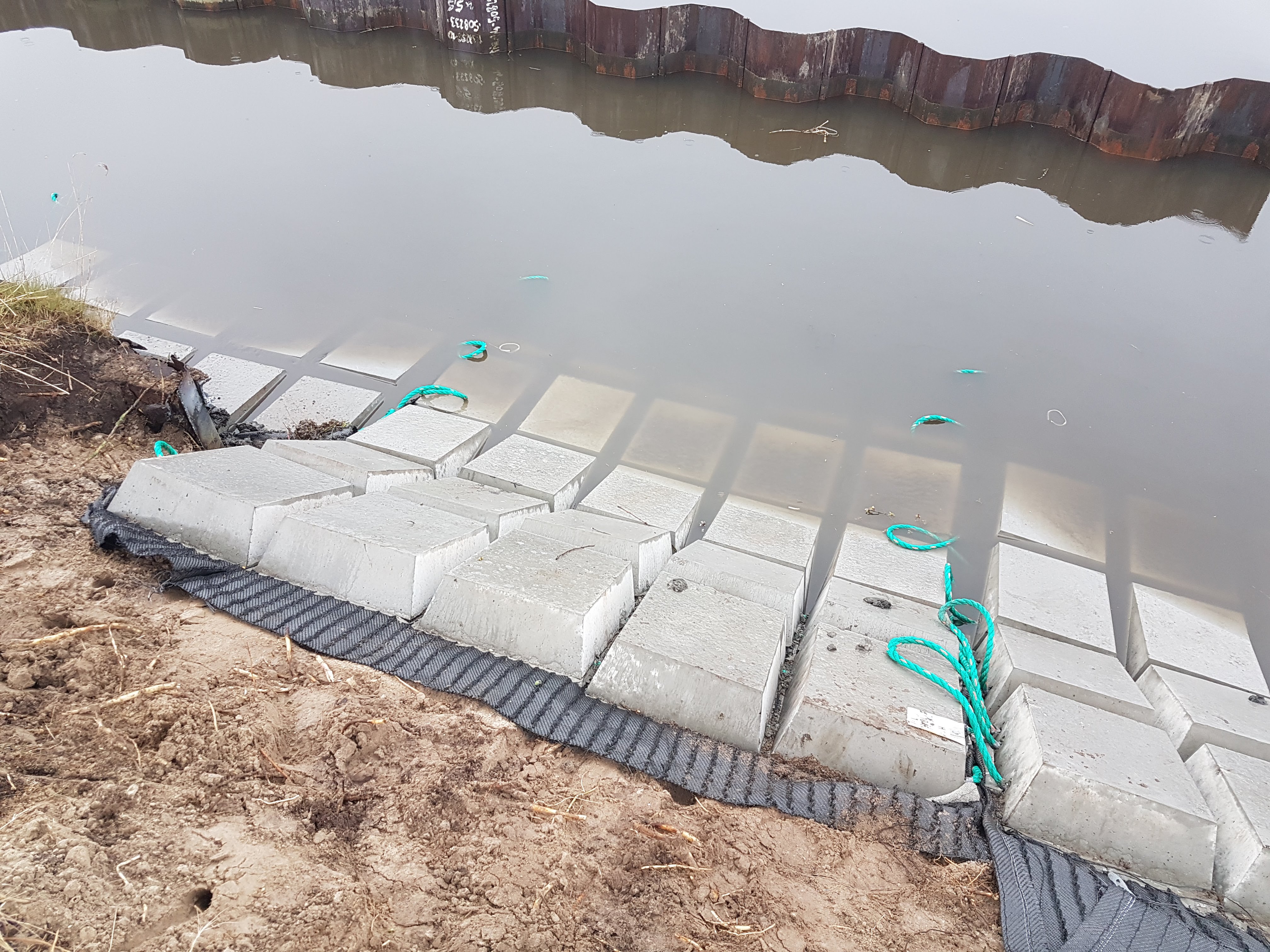 Plaatsen van de  Betomat TB-G aan de rand van het kanaal