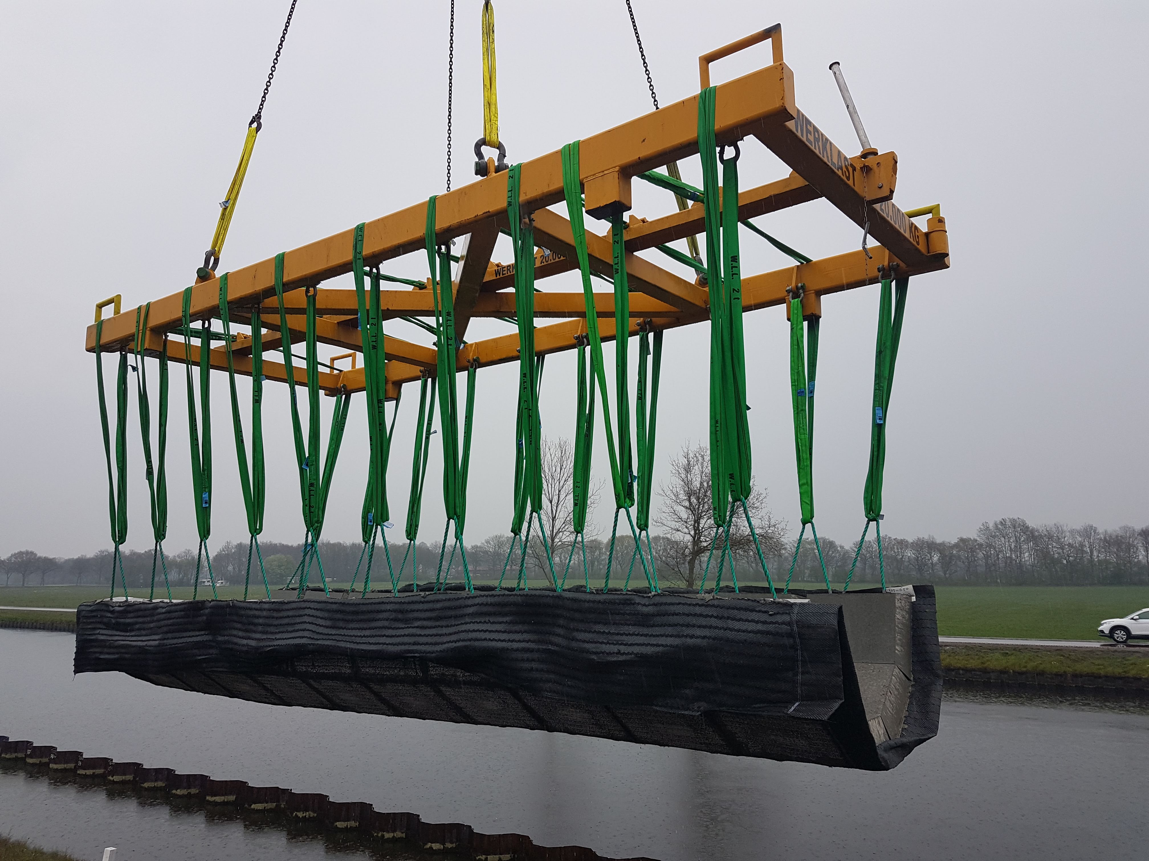 De Betonblokkenmat Betomat TB-G hangt in de kraan