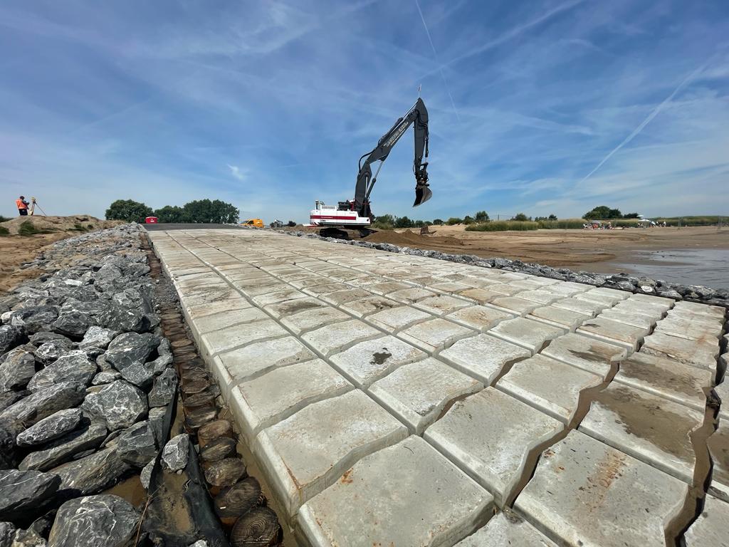 Hellingbaan van Betonblokmatten geplaatst in Salmsteke