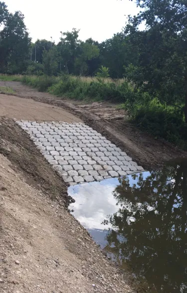 De Betomat Basalton betonblokkenmat wordt gebruikt als oeverbescherming