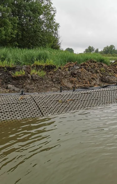De geplaatste betonblokmat aan de Hoge Vaart in Almere