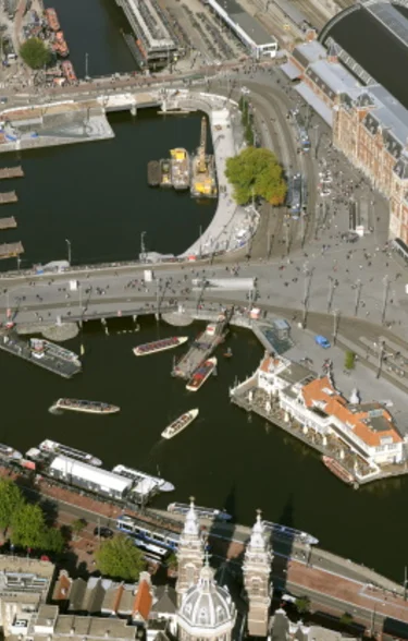 Luchtfoto van het plaatsen van de kademuren (betowall) bij de Entree fase 1 in Amsterdam