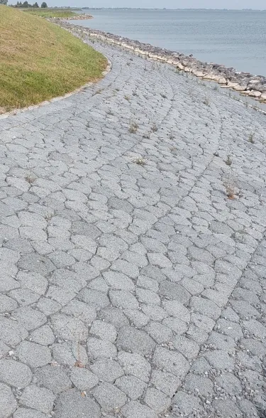 De Markermeerdijk met Basalton STS blokken met een Eindset aan de bovenkant