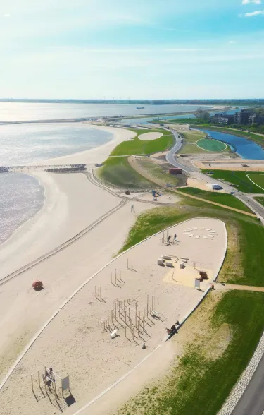 Luchtfoto Markermeerdijk met strand en fitnesstoestellen