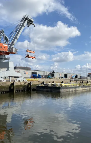 Betomat Offshore betonblokmatten op het ponton bij Boskalis