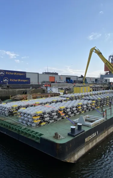 Stapels met Betomat Offshore matten op een ponton