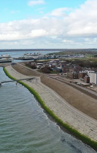 Luchtfoto van de 18 kilometer lange dijkverhoging op Texel