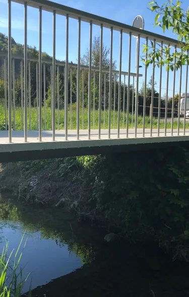 Voetganergsbrug van een slanke, hoogwaardige betonplaat