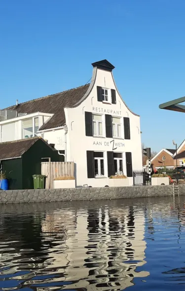 Trillingsvrije stalen damwanden met prefab kademuren geplaatst 