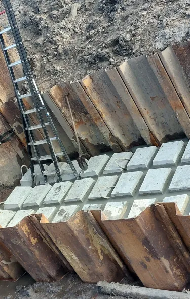 Een ingelegde Betomat TB-G tussen de stallen damwanden voor een betonnen duiker