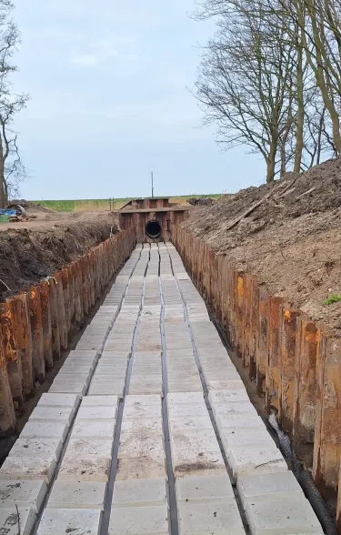 Betomat TB-G tussen de stallen damwandprofielen