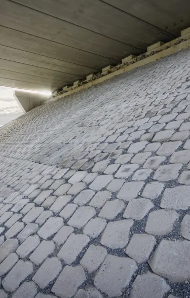 Basalton taludbekleding onder het viaduct bij Almere aan de A6