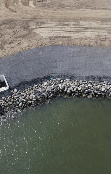 Luchtfoto van de dijkversteviging van Basalton Standaardset (STS) in Dordrecht
