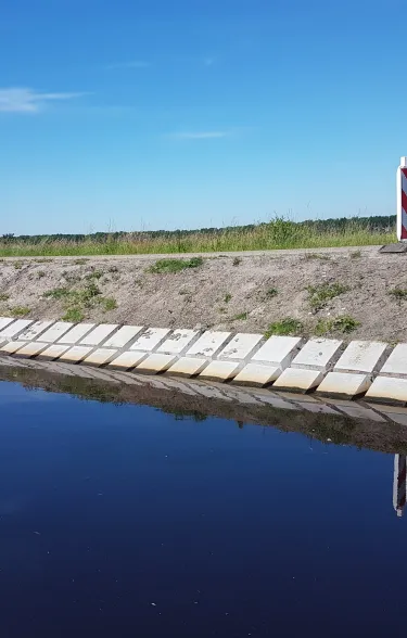 Dieren kunnen via de betonblokkenmat makkelijk uit het water