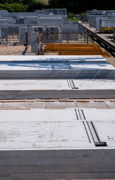 Massieve vloeren opgeslagen op het tasveld