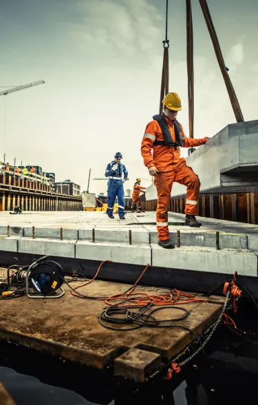 Plaatsen van een prefab beton ligger bij de Visserijsteiger in Harlingen