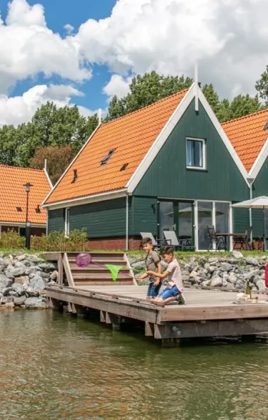 spelende kinderen aan de steiger in Greenparks Volendam