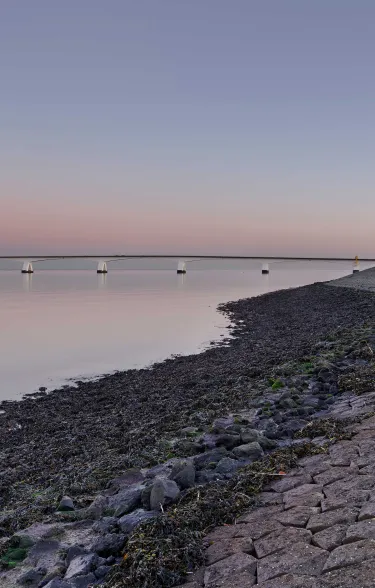 De Basalton STS zuilen op het talud bij de zeelandbrug bij zonsondergang