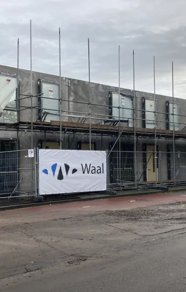 Prefab binnenwanden van beton geleverd en gemonteerd voor nieuwbouwwoningen in Pijnacker