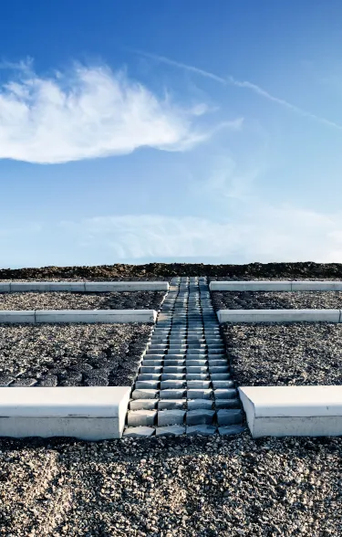 vooraanzicht dijk met trap in Rivierland met Basalton blokken