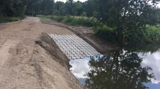 De Betomat Basalton betonblokkenmat wordt gebruikt als oeverbescherming