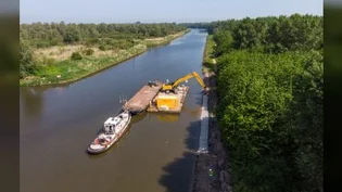 Luchtfoto van het plaatsen van de betonblokkenmatten (Betomat) met grasbetontegel aan de Hoge Vaart in Almere