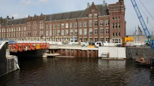 Plaatsen en metselen van de kademuren bij de Entree fase 1 in Amsterdam
