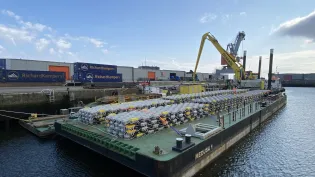 Stapels met Betomat Offshore matten op een ponton