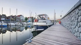 De haven van Brouwershaven met een nieuwe Basalton kademuur