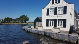 Geplaatste Betowall Basalton kademuur elementen in het dorp De Zweth