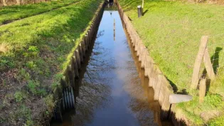 Het opgeleverde project met een betonblokkenmat TB-G op de bodem ter bescherming