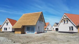 Vakantiehuizen van prefab beton klaar voor oplevering in Nieuwvliet Bad