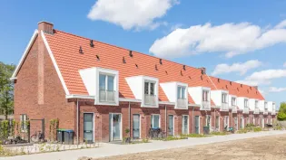 Opgeleverde rijtjeswoningen in Barendrecht van prefab beton
