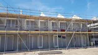 Prefab binnenwanden met ingestort kozijn en prefab toppen van grondgebonden woningen