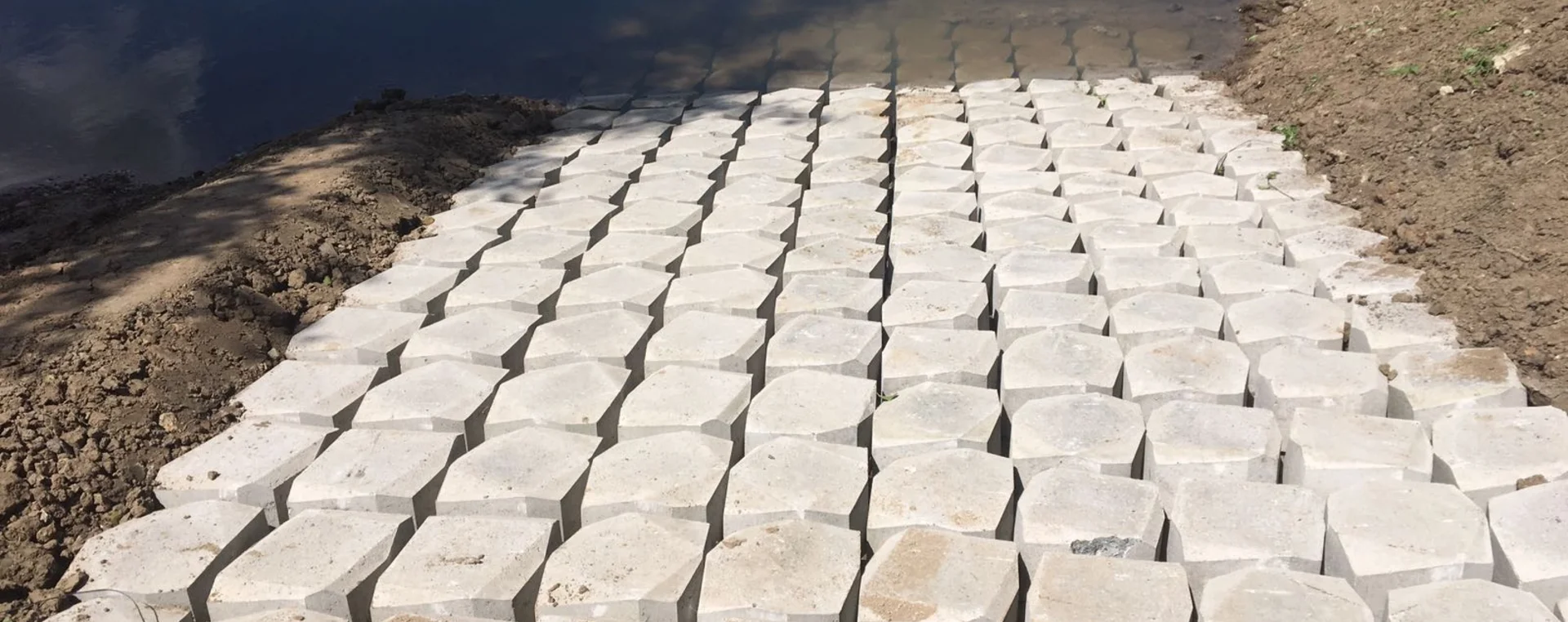 Betomat Basalton is geplaatst en aangevuld met zand