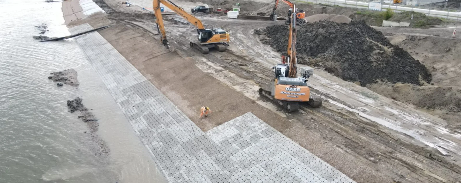 holcim-basalton-multiblock-plaatsen-dijkversteviging.jpg