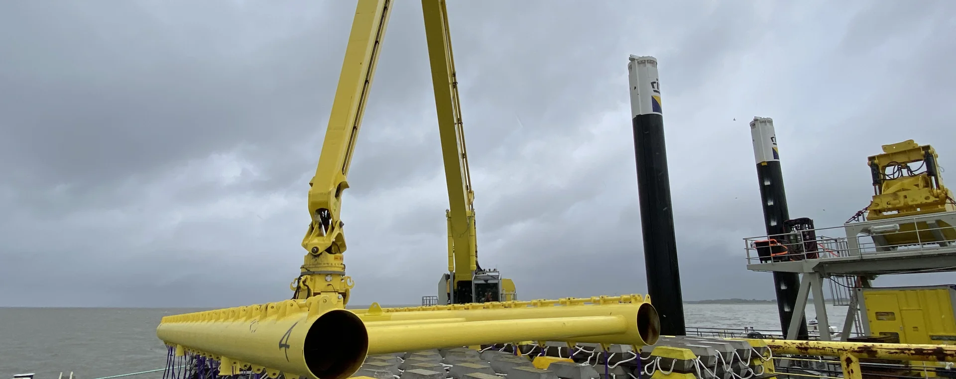 Betomat Offshore in de kraan om over de gasleidingen van Gasunie te leggen