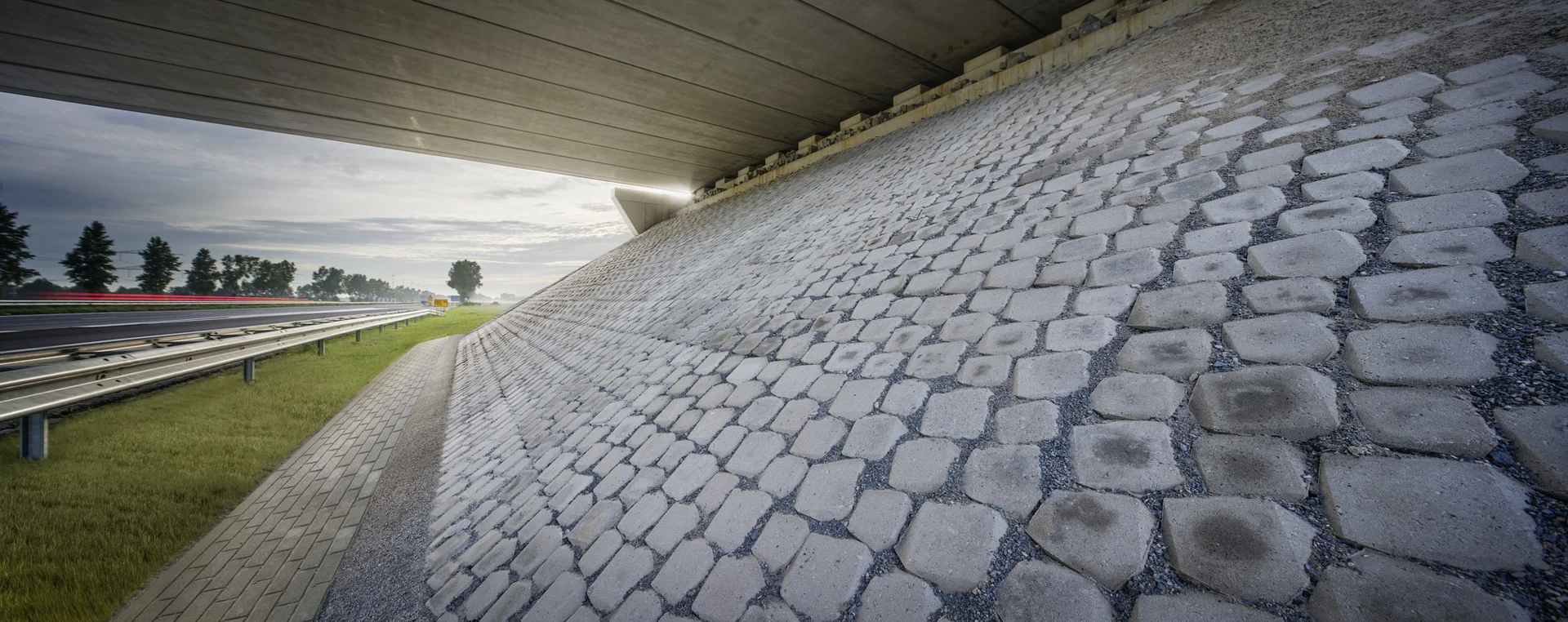 Basalton taludbekleding onder het viaduct bij Almere aan de A6