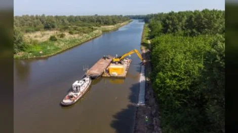 Luchtfoto van het plaatsen van de betonblokkenmatten (Betomat) met grasbetontegel aan de Hoge Vaart in Almere