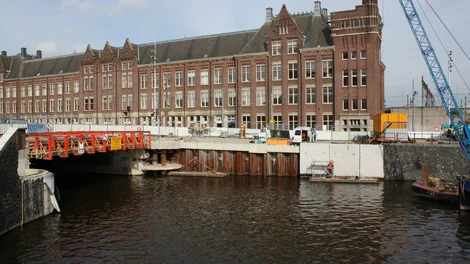 Plaatsen en metselen van de kademuren bij de Entree fase 1 in Amsterdam