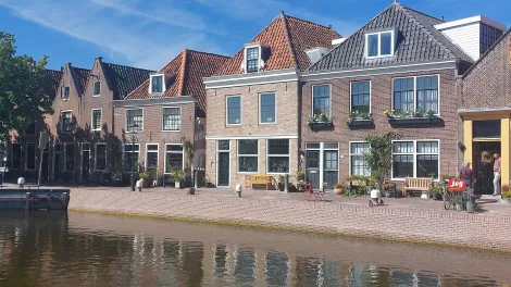 betowall met gemetselde baksteen in Spaarndam