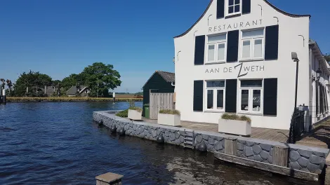 Geplaatste Betowall Basalton kademuur elementen in het dorp De Zweth