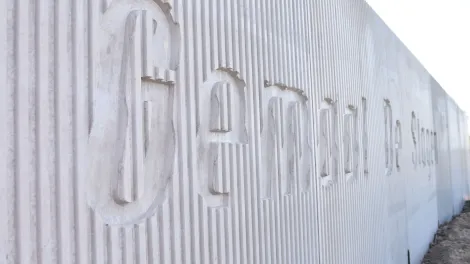 Schoonwerk beton met logo gemalen huis in Waalwijk