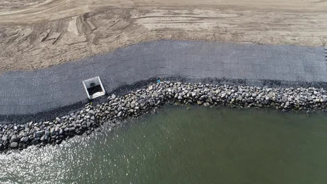 Luchtfoto van de dijkversteviging van Basalton Standaardset (STS) in Dordrecht