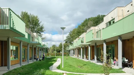 Voortuin appartementencomplex met modulaire modules