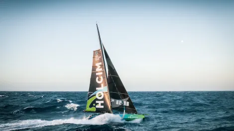Holcim PRB boot tijdens de Ocean race op volle snelheid