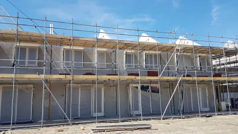 Prefab binnenwanden met ingestort kozijn en prefab toppen van grondgebonden woningen